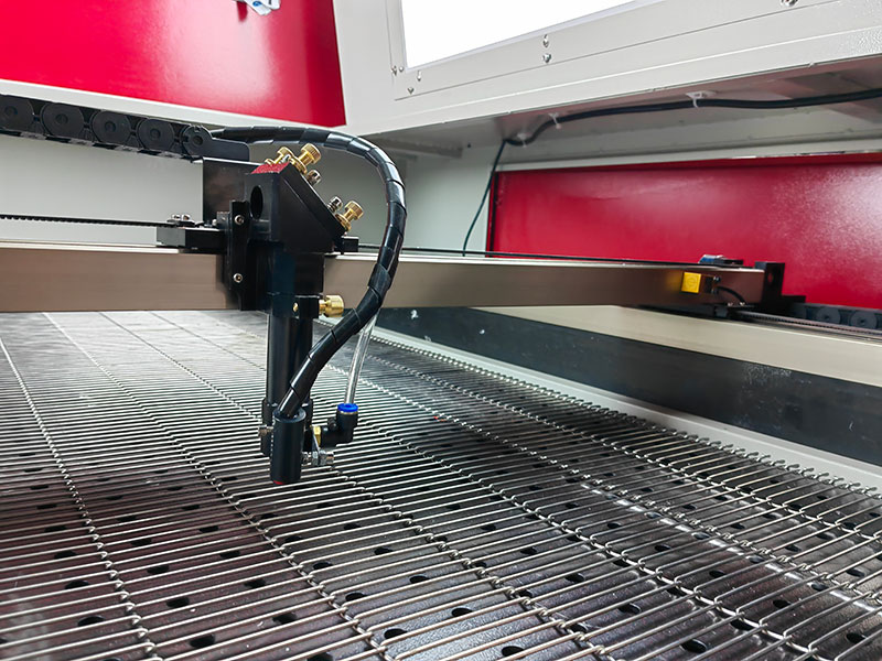 用于熱升華印花運(yùn)動(dòng)服的織物激光切割機(jī)