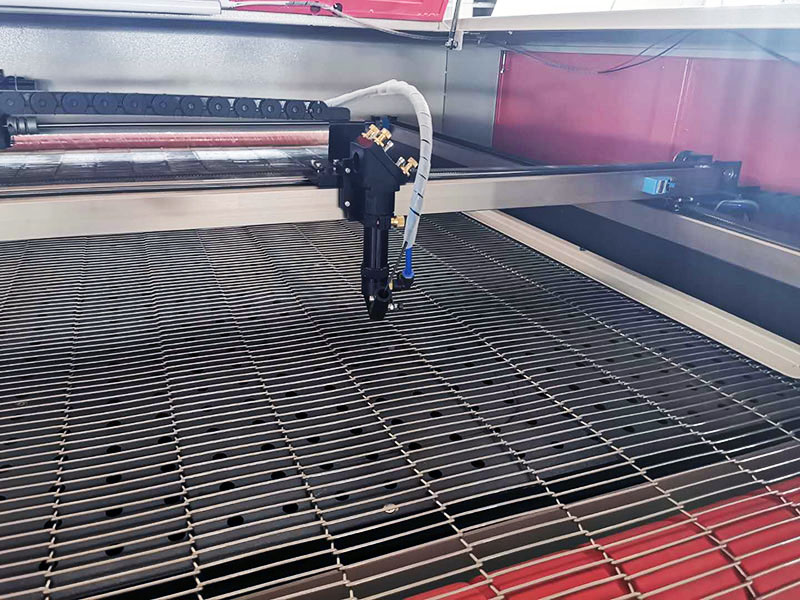 帶自動送料器的家用數控激光布料切割機