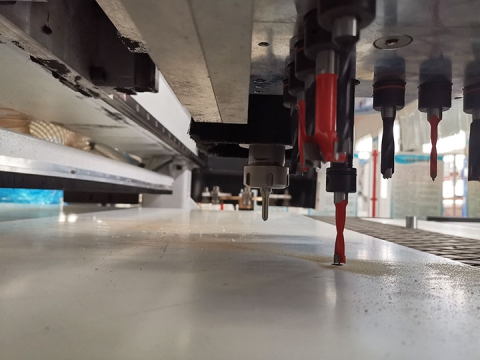 適用于板式家具的簡易自動換刀數控雕刻刻機，配有排鉆