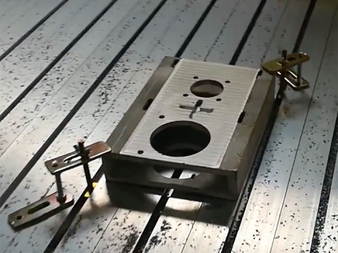 用于定制鋁加工部件的數(shù)控雕刻機(jī)