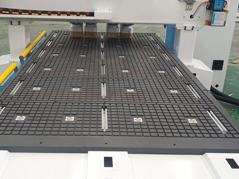 4x8 具有多主軸功能的數控雕刻機 4x8 具有多主軸功能的數控雕刻機