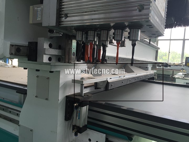 定制家具數控雕刻機自動推料系統 定制家具數控雕刻機自動推料系統