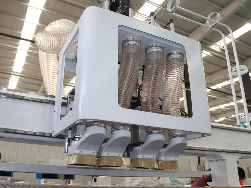 經(jīng)濟(jì)型自動換刀數(shù)控雕刻刻機的 4 個主軸 經(jīng)濟(jì)型自動換刀數(shù)控雕刻刻機的 4 個主軸