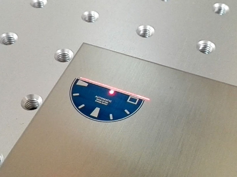 30W 帶自動(dòng)對焦系統(tǒng)的 MOPA 激光打標(biāo)機(jī)