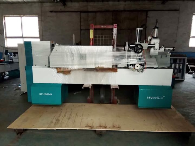 數(shù)控木工車床用于羅馬尼亞的車削、開(kāi)槽、雕刻