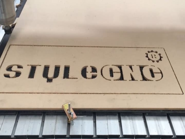 用于木質標牌切割項目的數控雕刻機