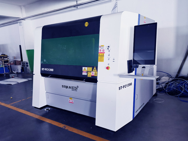 用于金屬標(biāo)牌制作的光纖激光切割機(jī) 用于金屬標(biāo)牌制作的光纖激光切割機(jī)