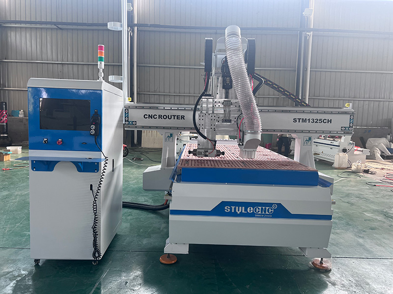 4x8 木工數(shù)控雕刻機工作臺 1325 帶線性自動換刀裝置 4x8 木工數(shù)控雕刻機工作臺 1325 帶線性自動換刀裝置