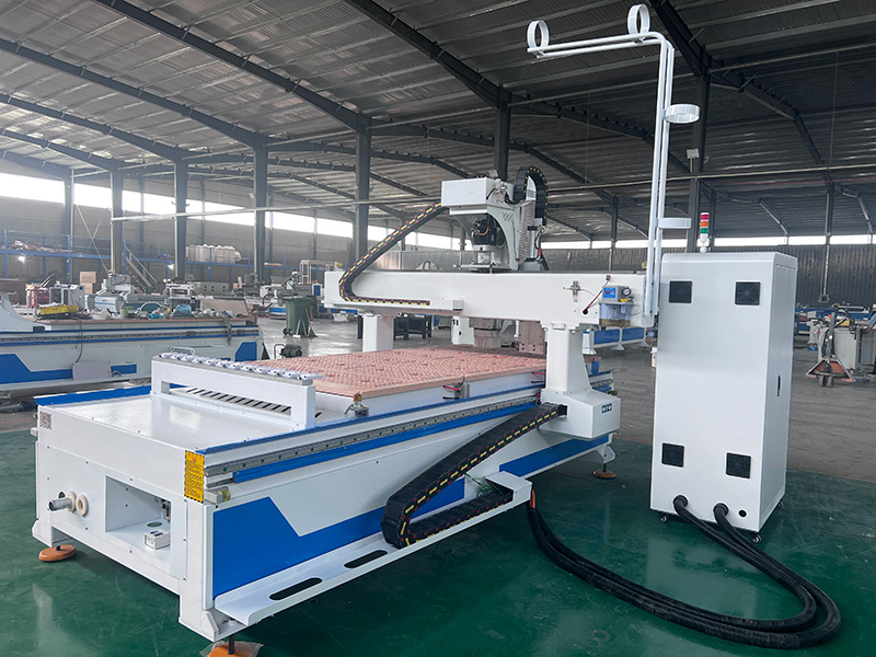 帶線性自動換刀裝置的數(shù)控雕刻機工作臺 1325 帶線性自動換刀裝置的數(shù)控雕刻機工作臺 1325